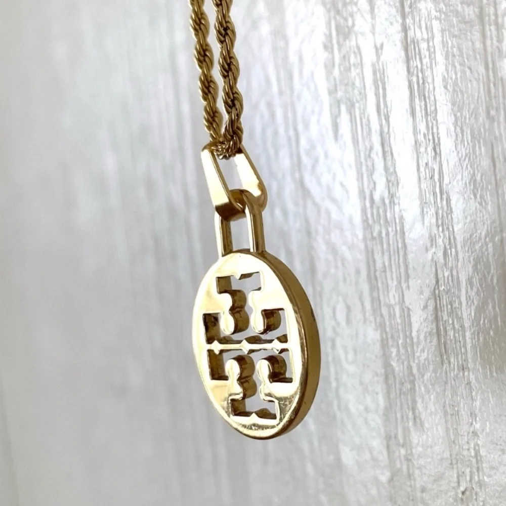 Brand New Tory Burch Gold Tone Logo Charm Pendant Rope Chain Necklace